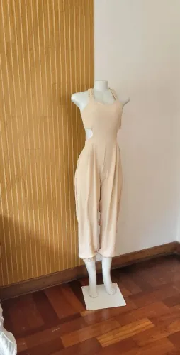 Macacão nude longo feminino recortes tam P
