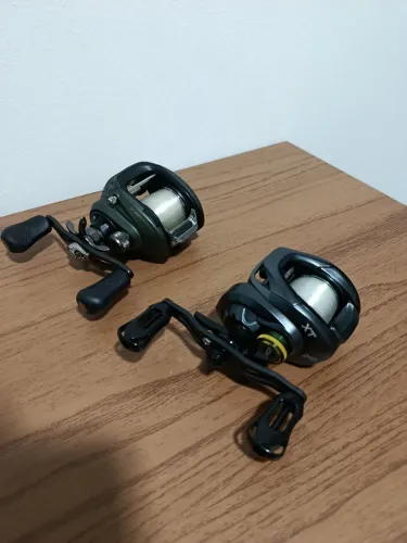 Duas carretilhas de pesca