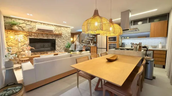 Casa de Condomínio com 3 suítes a 20m da praia de Maresias