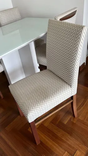 Mesa e cadeiras