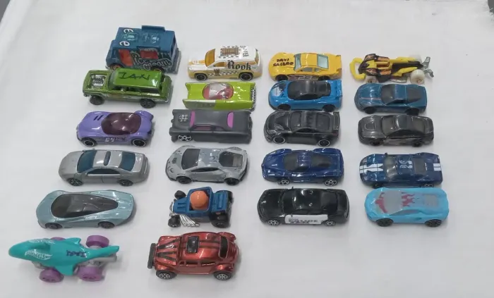 CARRINHOS (HOT WHEELS) E (MATTEL)