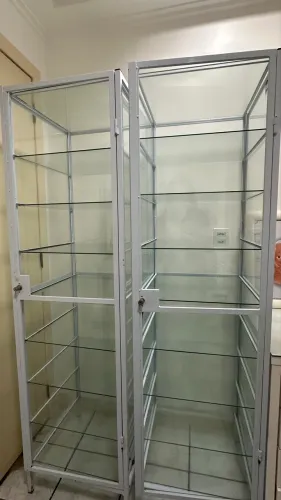 2 armários de vidro altos 