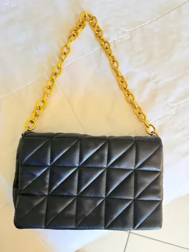 Bolsa preta com corrente dourada