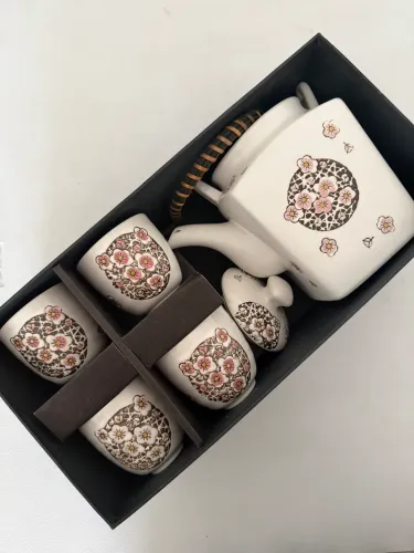 Conjunto chaleira e xícaras