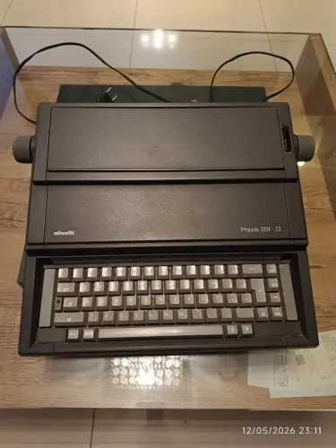 Máquina de escrever elétrica Olivetti Praxis 201 - II