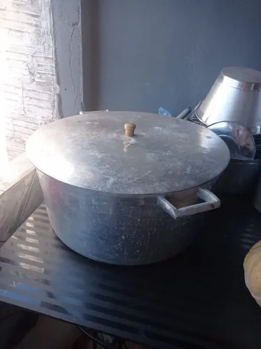 Vendo panela grande industrial 800 reais meu ZAP *