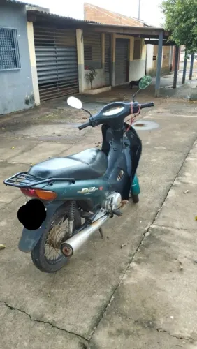 Vendo biz enrola, ano 2003 partida elétrica e funciona tudo