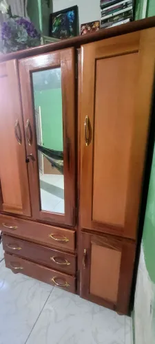 Guarda roupa de madeira 