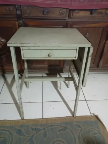 mesinha antiga em ferro de maquina de escrever antiga