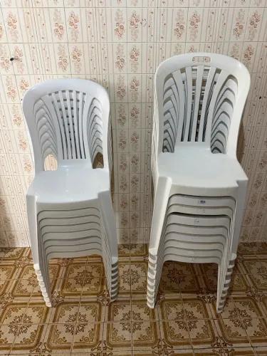 Vende 17 cadeiras de plásticos sem apoio para os braços R$ 750,00 todas