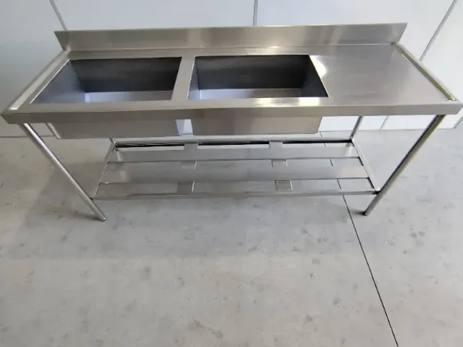 Estação de lavagem robusta em aço inox, 2 bojos, formato 2,20×0,60×0,90 m