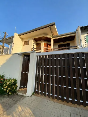 Sobrado com 4 dormitórios para alugar, 205 m² por R$ 6.200,00/mês - Jardim Iguaçu - Maring