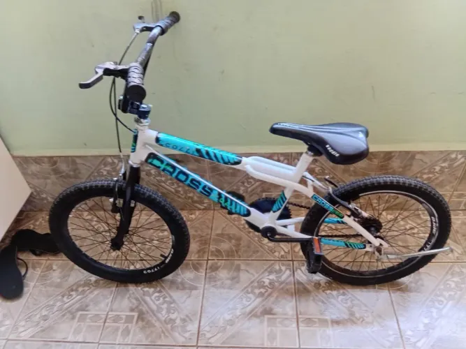 Vendo uma bicicleta com pouco tempo de uso