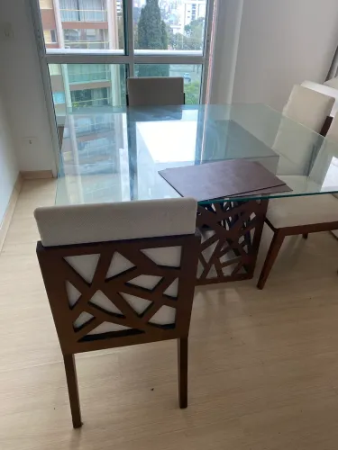 Mesa de vidro e 4 cadeiras de brinde