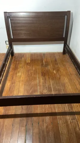 Cama Queen em Madeira