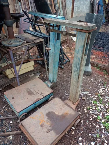 BALANÇAS ANTIGAS DE PRATO E COLUNA