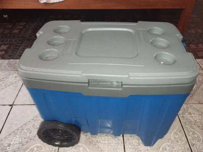 Vendo cooler 54 litros com roda traseira e puxador 