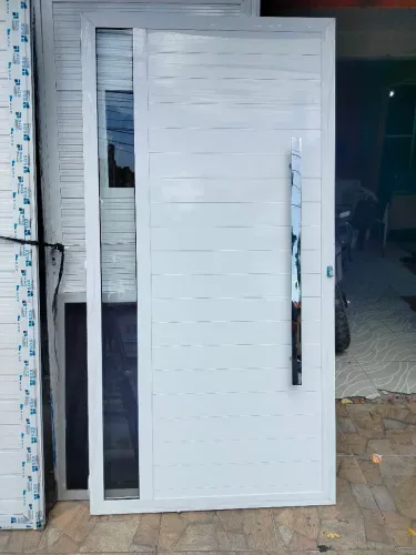 PORTA ENTRADA DE SALA FEITO COM MATERIAL DE ALTO PADRÃO
