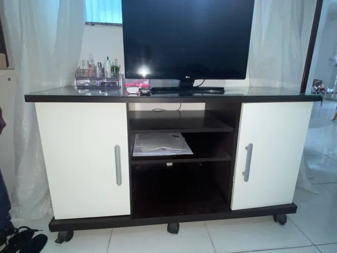 Rack marrom escuro com portas brancas