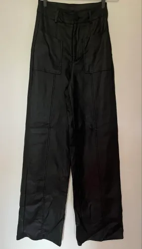 Calça wide leg encerada