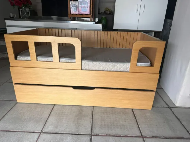Cama infantil com colchão e auxiliar