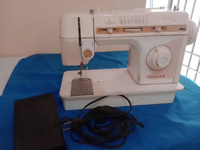 Máquina de Costura Singer Facilita Plus 