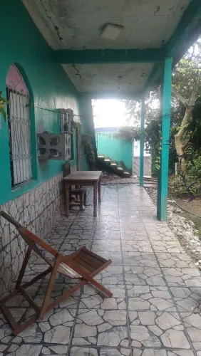 Vendo uma casa de dois pisos 