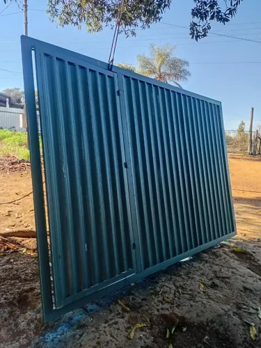 Vendo portão 3,30 largura x2,15 altura, 