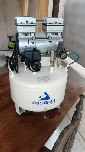 Modelo: Compressor Cristófoli 7001 Em excelente estado conforme fotos