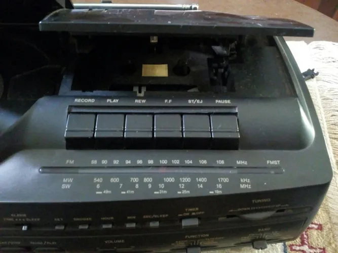 Radio relógio AIKO