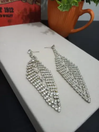 brinco em strass, losangos