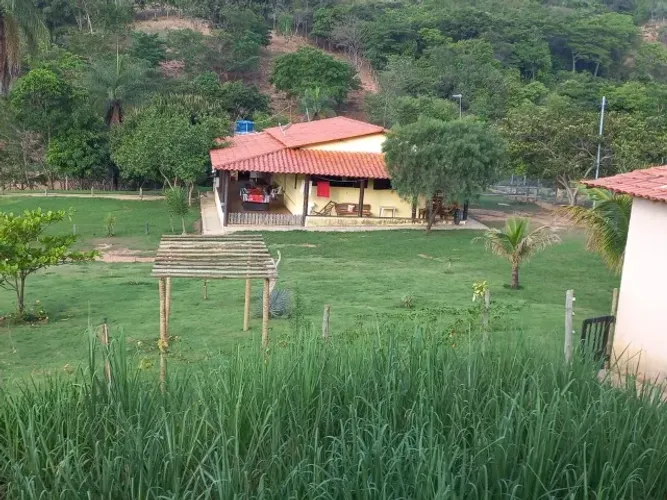 Fazendinha 3.3ha, casa sede e de caseiro, lagoa, piscina, poços p/ peixe, agua gravidade.
