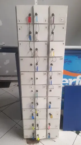 Vendo  guarda volume com 30 ninjos 