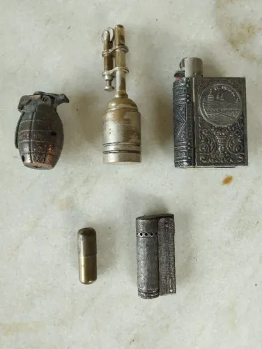 Isqueiros bem antigos