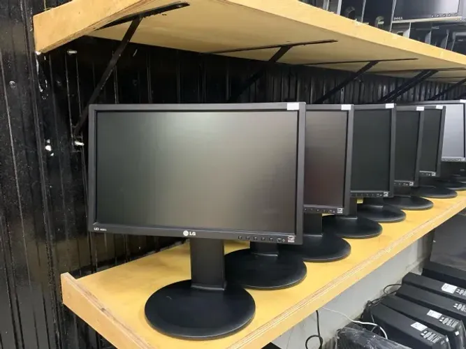 Monitor LED 18,5 po. wide LG 19EB13P-B 1366x768 Vga Dvi