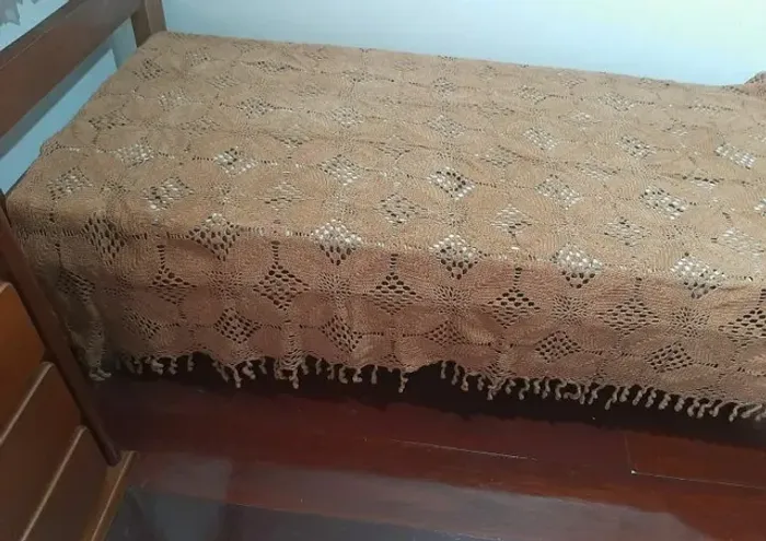 Colcha solteiro em crochê cor caramelo. Ideal para cama de solteiro padrão normal.