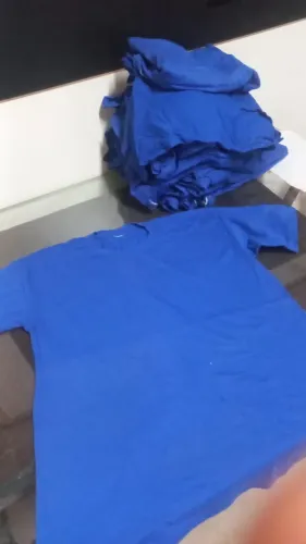Camiseta em malha fria na cor azul. Todos is tamanhos.