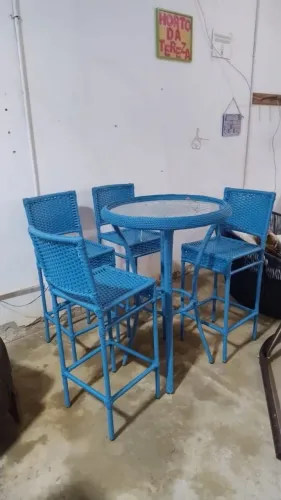 Conjunto de mesa e cadeiras em fibra azul