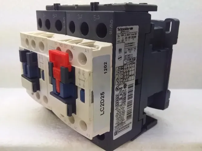 CHAVE REVERSORA TRIPOLAR PARA SISTEMA SOLAR 25A SCHNEIDER 