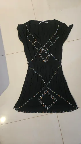 Vestido preto com detalhes em pedrarias