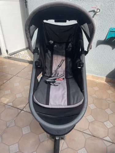 Carrinho de Bebê Compacto e Confortável