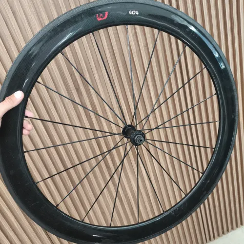 Roda dianteira de carbono 404