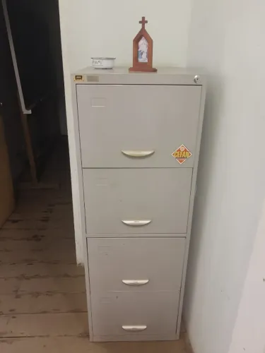 Arquivo de aco com quatro gavetas