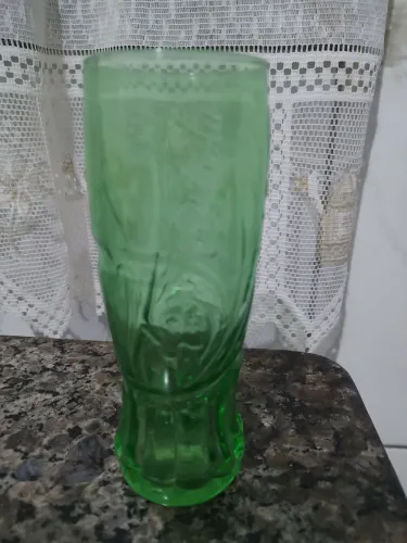 Copo de vidro Coca Cola com detalhes em relevo