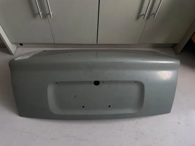Tampa traseira porta malas Corsa sedan 1996 1998 1999 2000 2001 1 furo central