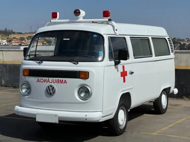 Volkswagen Kombi Furgão 2000