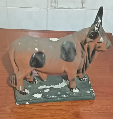 Escultura Gesso Touro marrom 34 x 33x 13cm *Anos 60* Pintura Original Vintage