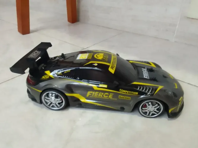 Carrinho de controle remoto modelo Porsche sem uso na escala 1:14 