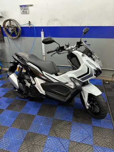 Honda adv branca (praticamente zerada) 6000km