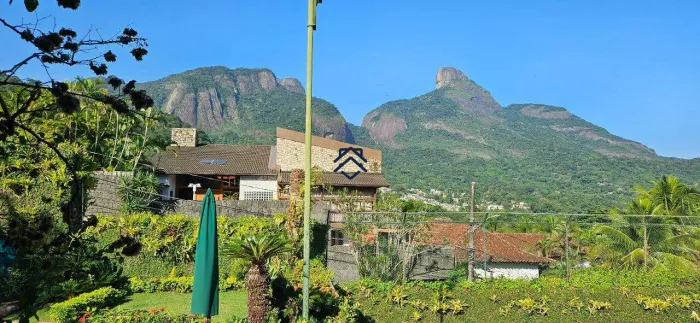 Casa no Itanhangá com quadra de tênis e vista deslumbrante para Pedra da Gávea
